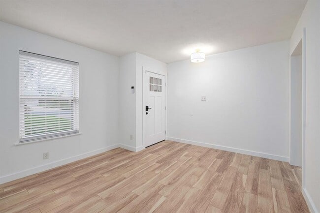 Building Photo - 8525 Maine Dr