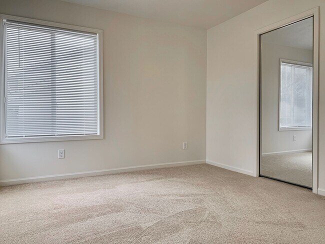 Building Photo - Four Bedroom Home in Kentwood