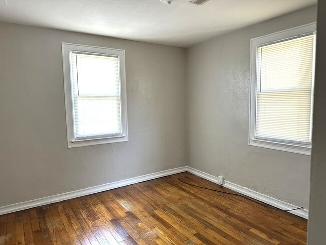 Building Photo - ONE LEVEL DUPLEX UNIT IN KINGSPORT NOW AVA...