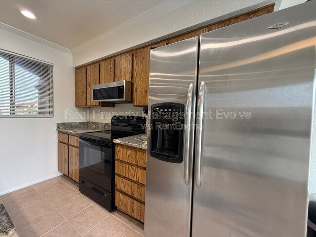 Building Photo - 502 W Yukon Dr