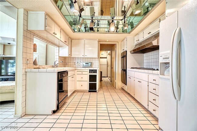 Building Photo - 940 Vegas Valley Dr