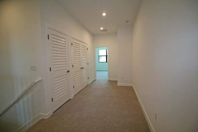 Building Photo - 14050 SW Thorens Dr