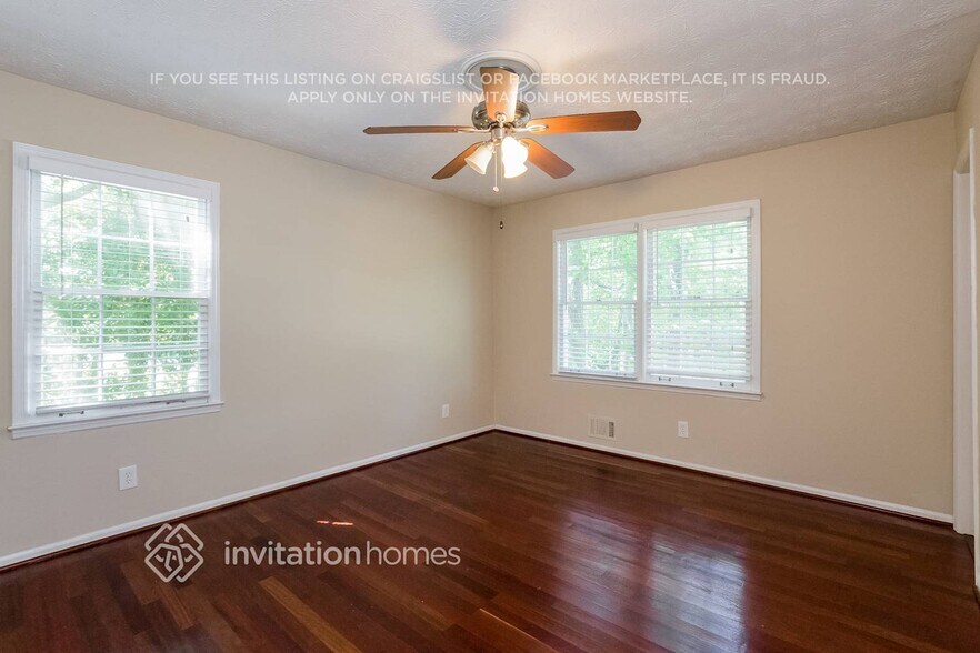 Building Photo - 215 Simpson Dr NE