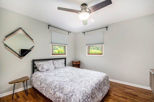 Building Photo - 6-8 months furnished 4 Bedroom 1.5 Bath