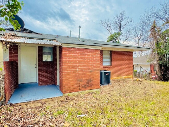 Building Photo - 2-Bedroom home is truly move-in ready!