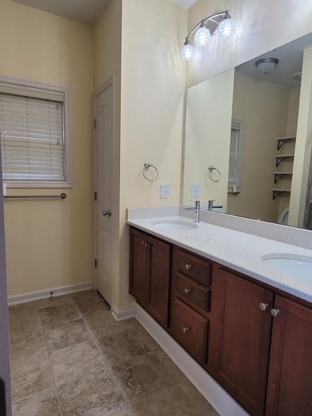 Building Photo - 5833 Kindley Dr