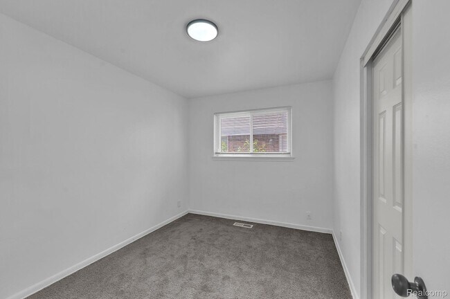 Building Photo - 25636 Norfolk St