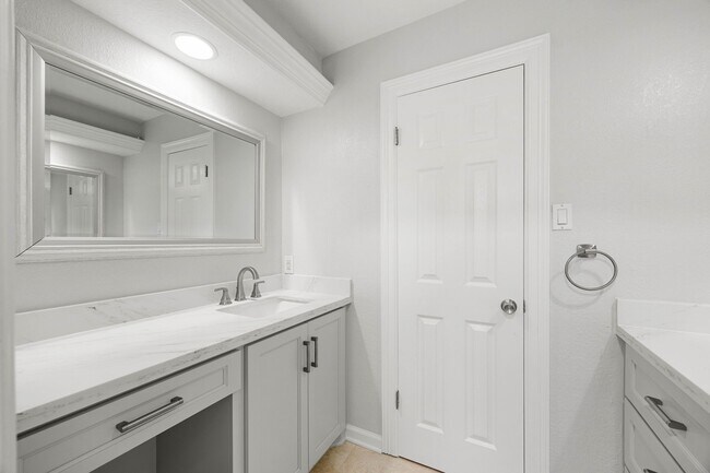 Building Photo - 15526 Cabildo Dr