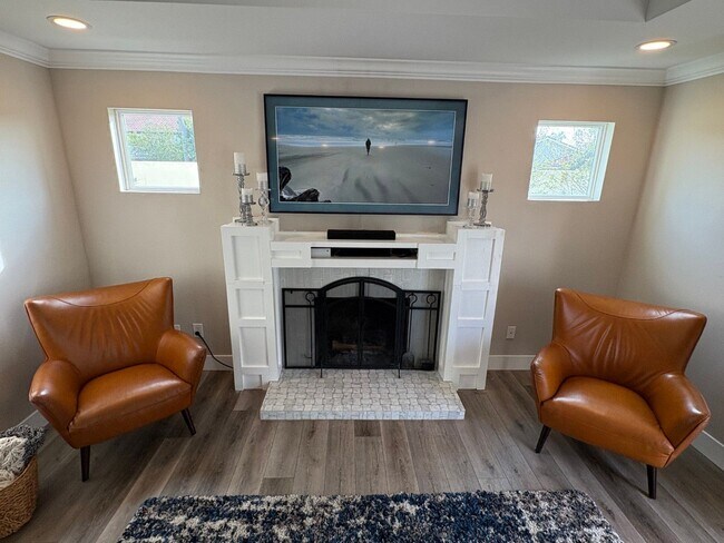 Building Photo - Remodeled Craftsman style 3 bedroom (with 4th office/bedroom), 3 bathroom home - this is NOT your...