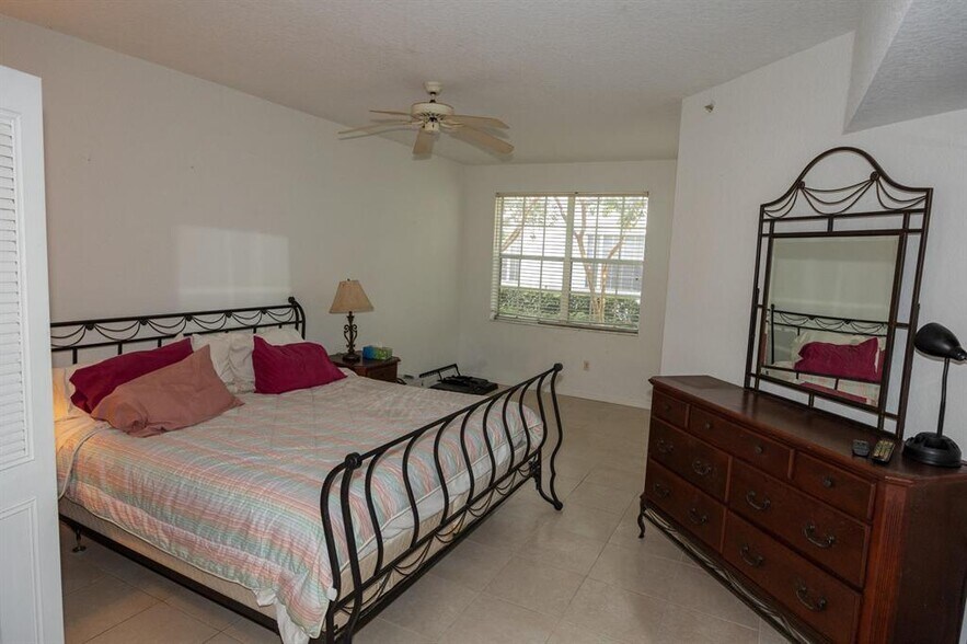 Building Photo - 781 SW 148th Ave