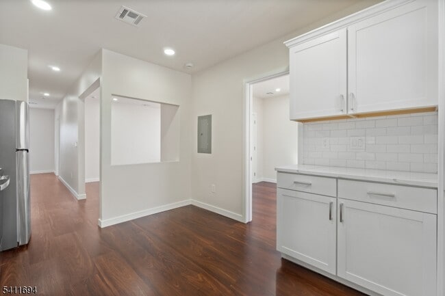 Building Photo - 824 George St