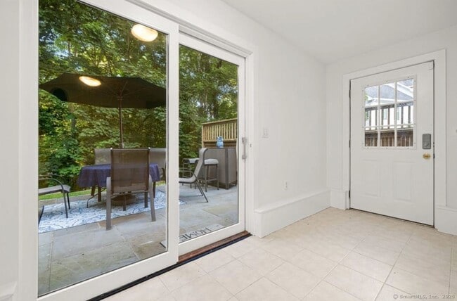 Building Photo - 412 Main St