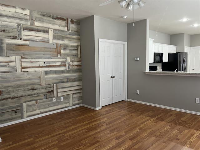 Building Photo - 9809 Cedarcrest Dr