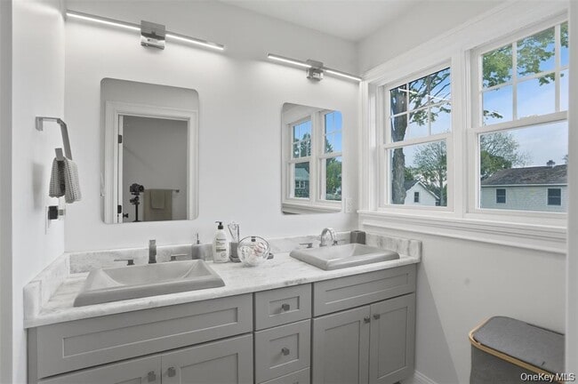 Building Photo - 33 Howland Ave