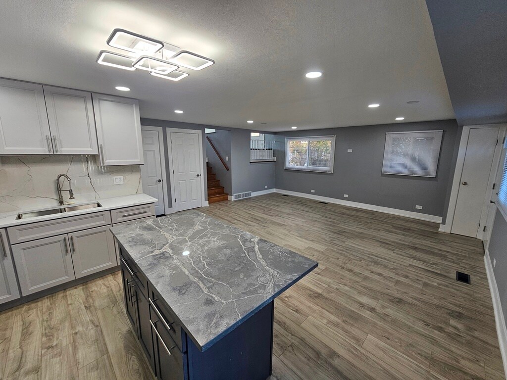 Building Photo - 1535 E Jane Ave