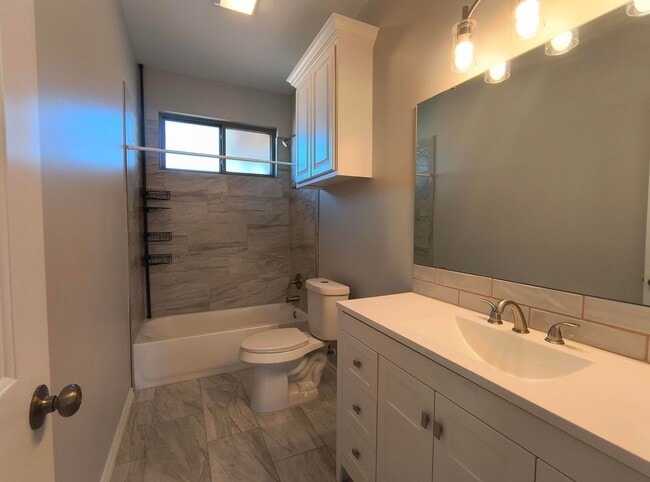 Building Photo - Charming 4 bedroom, 2 bath home AVAILABLE NOW!