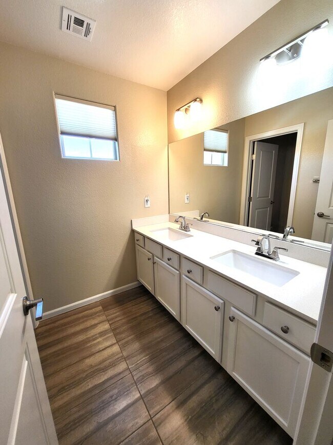 Building Photo - 4 Bedroom House with Community Pool, Baseb...