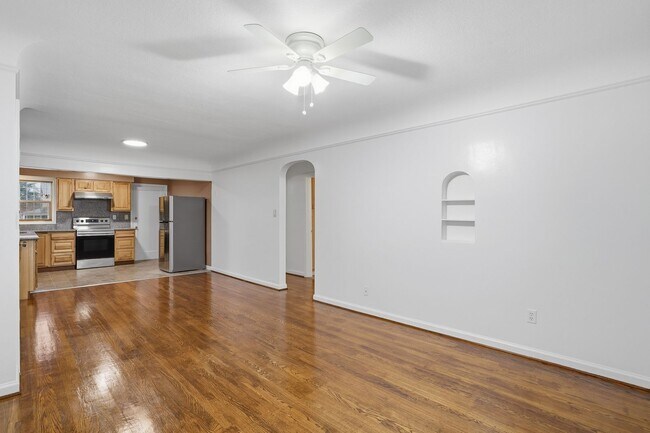Building Photo - Fully Remodeled Beauty with Hardwood Floors in Prime SE Location