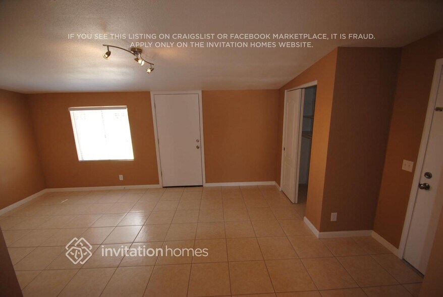 Building Photo - 907 N Wedgewood Dr