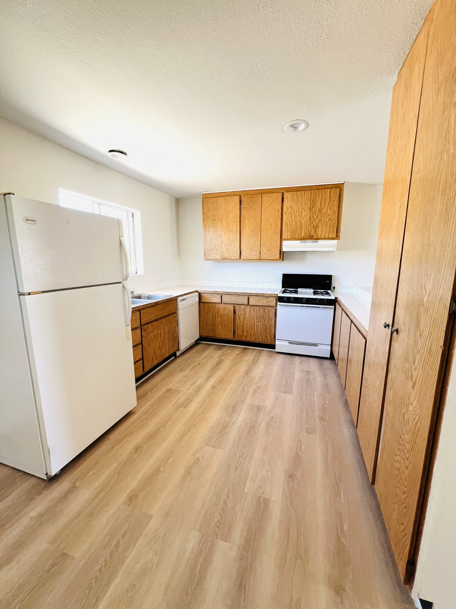 Full Kitchen - 6688 National Park Dr