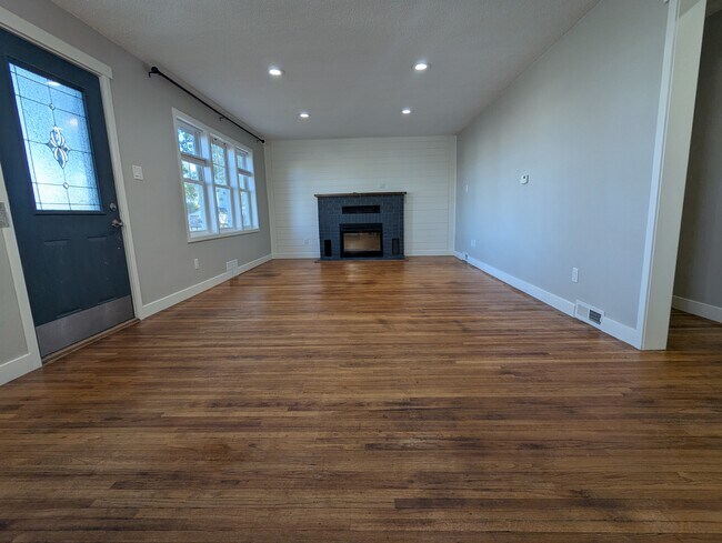 Building Photo - 1213 1st Ave NE