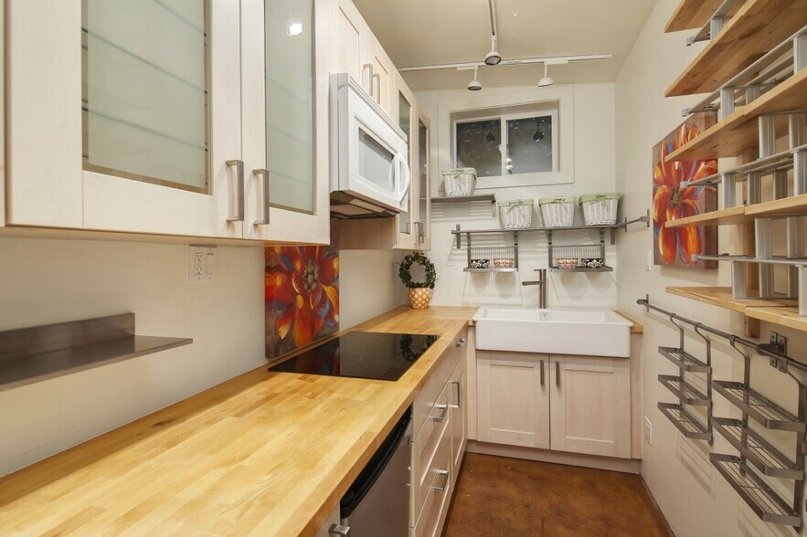 Building Photo - 6019 McKinley Pl N