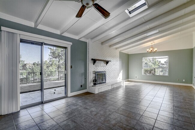 Building Photo - 2 Bed + possible 3rd, 2 Bath Home Close to...