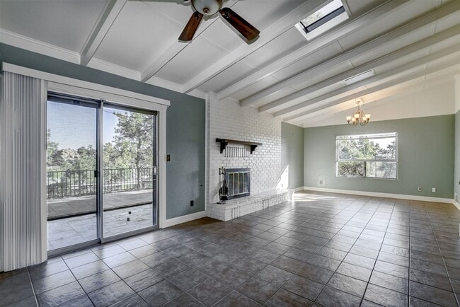 Building Photo - Move in special! 1/2 month off your first ...