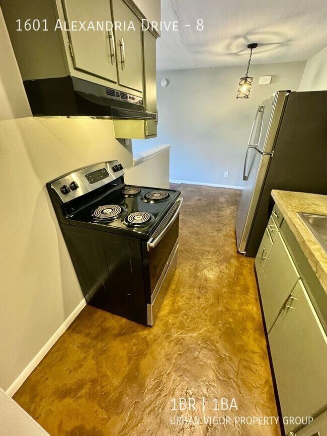 Building Photo - 1601 Alexandria Dr