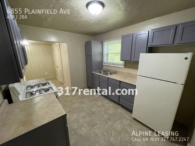 Building Photo - 4/2 with huge 2-car garage/workshop combo ...