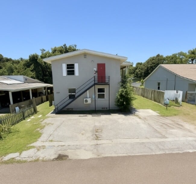 Building Photo - 1045 11th Ave NW