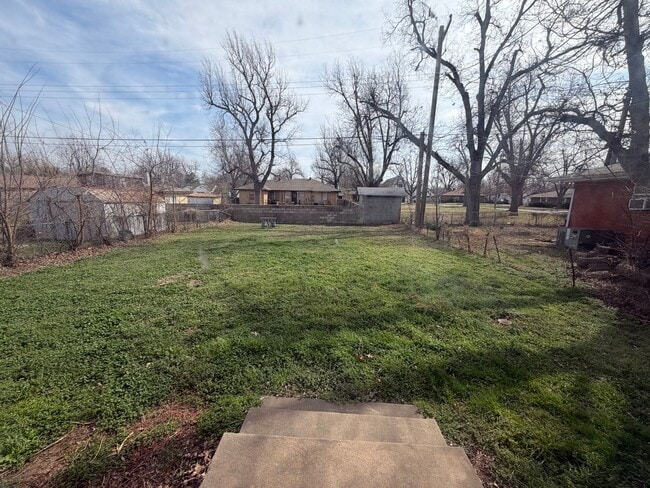 Building Photo - 1 bedroom 1 bath, Bethany Schools- Now Available