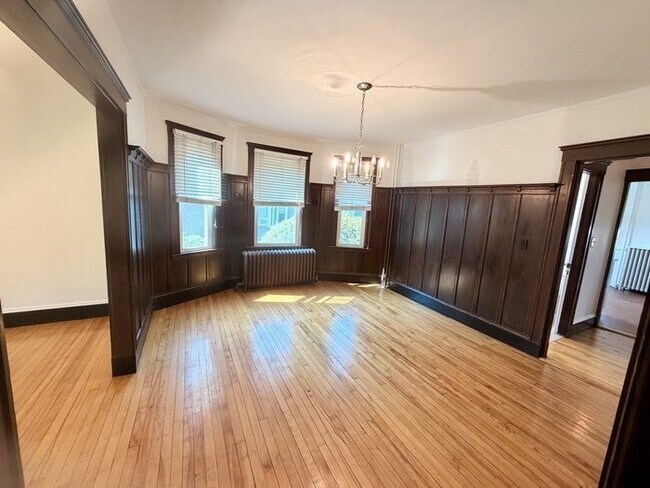 Building Photo - 92 Oak Ave