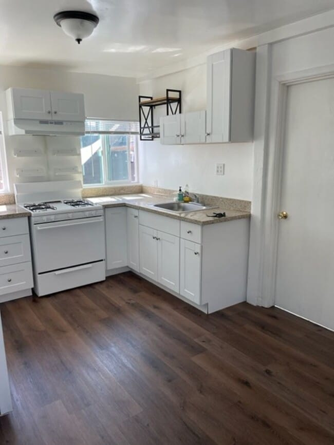 Building Photo - El Camino Real 6