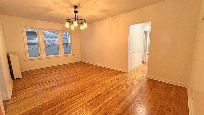 Building Photo - 644 W Aldine Ave