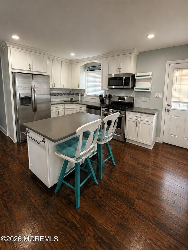 Building Photo - 194 2nd St