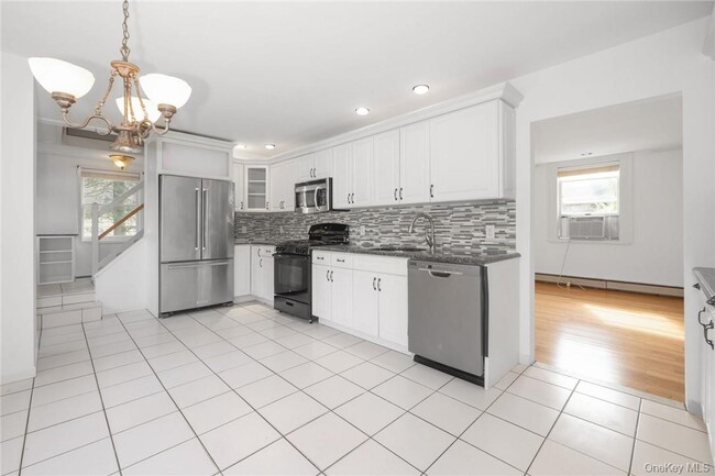 Building Photo - 28 School St