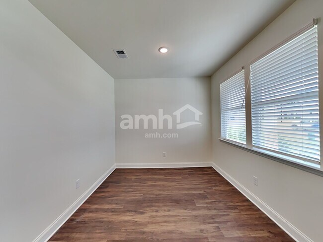 Building Photo - 216 Willow Ln