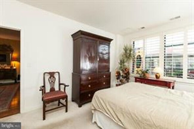 Building Photo - 2026/2027 Gorgeous Village Lofts 2bd plus ...