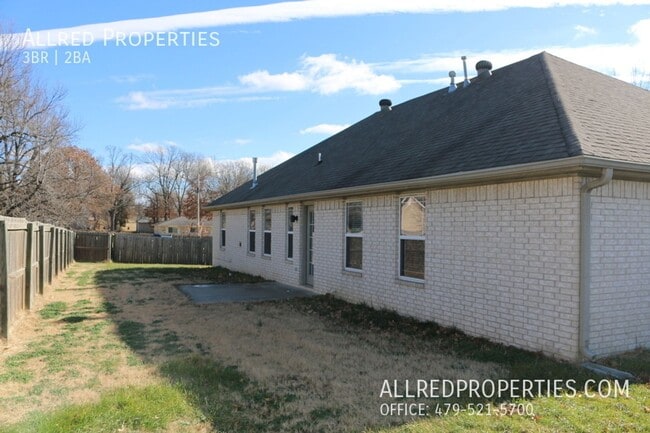 Building Photo - Fall Into Your New Home! 3 Bed, 2 Bath in ...