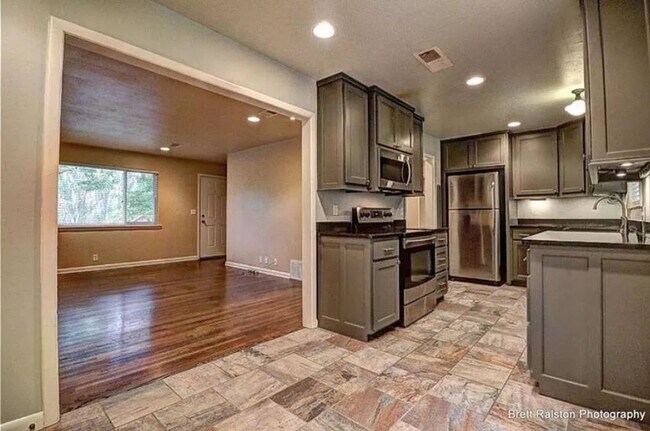 Building Photo - Available August 1st!  3-Bedroom, 1-Bathroom Home, Near Downtown Fayetteville