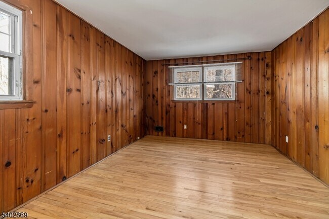 Building Photo - 103 Upper Lakeview Ave