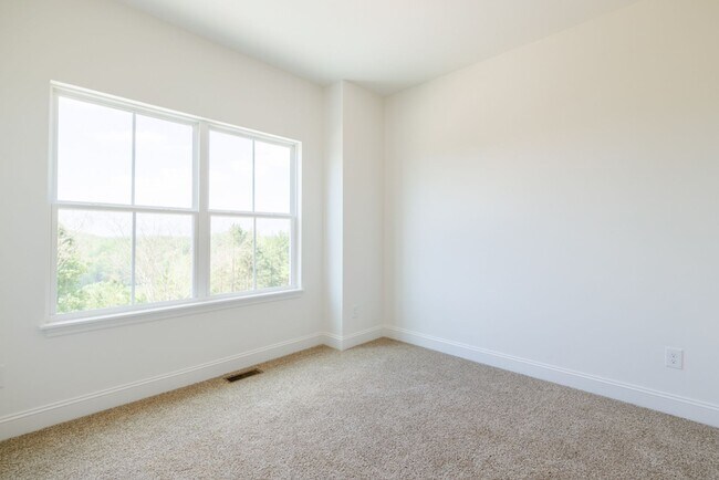 Building Photo - ONE-MONTH FREE RENT Move-Incentitive!!! Ne...