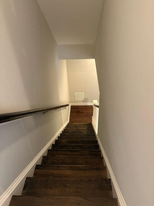 Building Photo - Beautiful Home Conveniently Located in Alexandria w/ Lower Level Suite