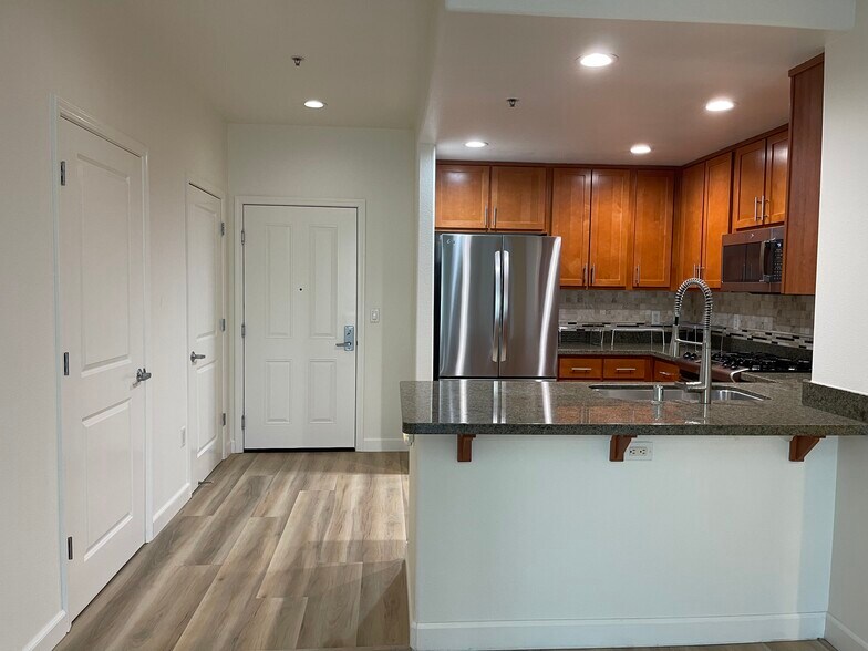 Building Photo - 423 7th St