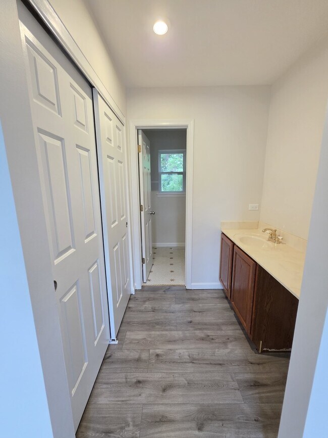 Building Photo - 740 Village Cir