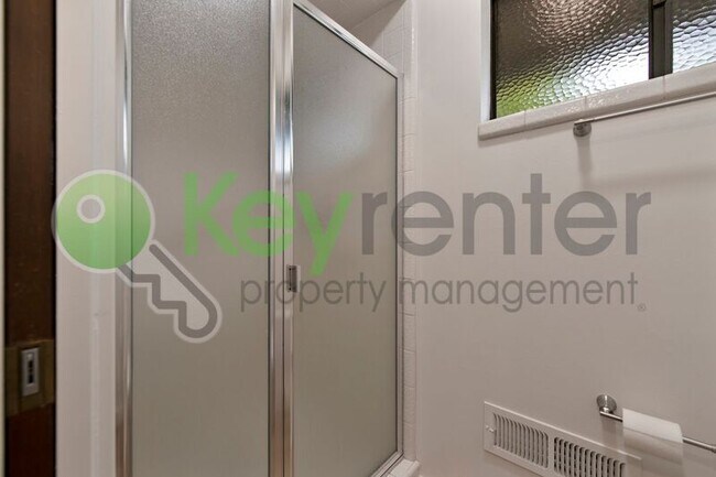 Building Photo - 9635 Oak Leaf Way