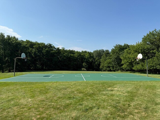 Building Photo - 3BR+BSMT Townhome (Tapestry) with COUNCIL ...