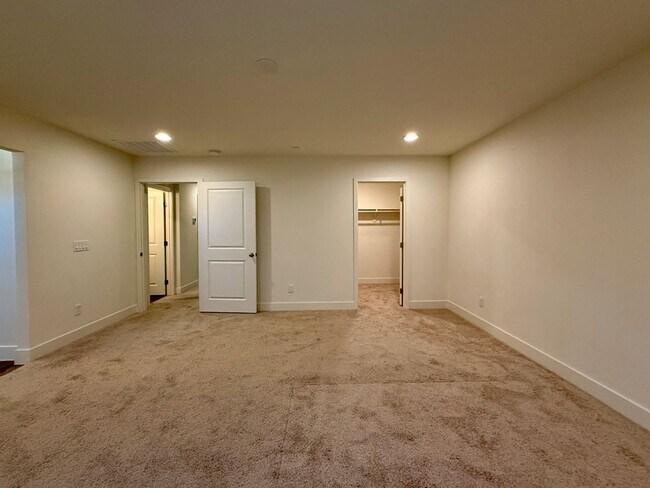 Building Photo - 3 BED 2.5 BATH 2 CAR GARAGE TOWNHOUSE w/ PRIVATE BACKYARD in GATED COMMUNITY.