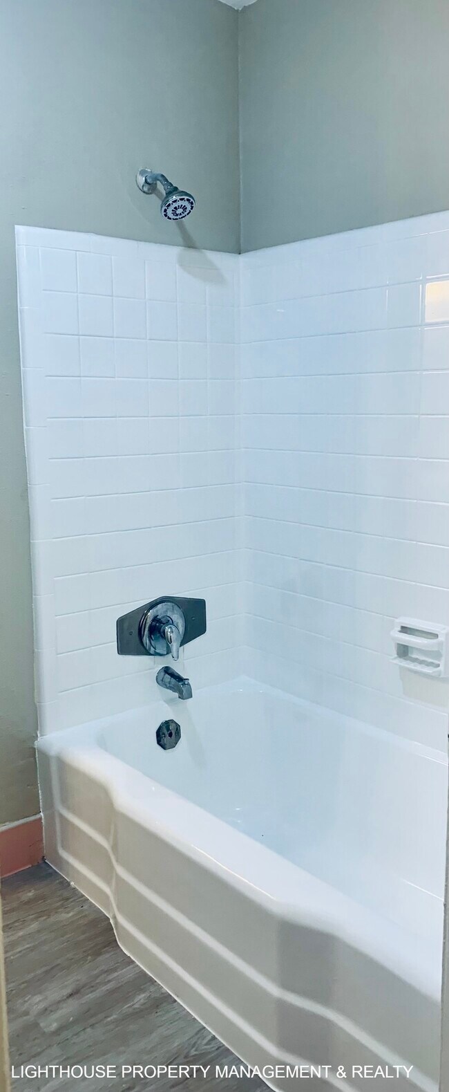 Building Photo - Large 4 Bed/1.5 Home with New Kitchen!